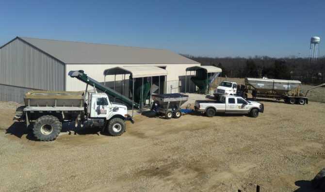 ROBERTSON FERTILIZER FARM AND FEED STORE - Bourbon Missouri